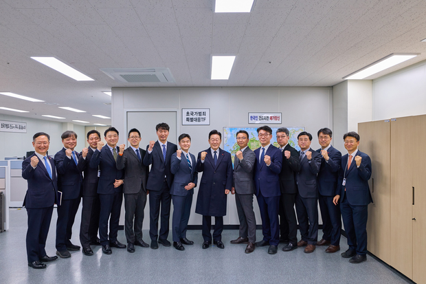 이재명 대통령이 26일 정부서울청사 별관에 있는 ‘초국가범죄 특별대응 태스크포스(TF)’ 사무실을 방문해 “한국인을 건드리면 패가망신한다는 사실을 동남아 현지 언론과 공조해 적극 알리라”고 지시했다. 청와대 제공