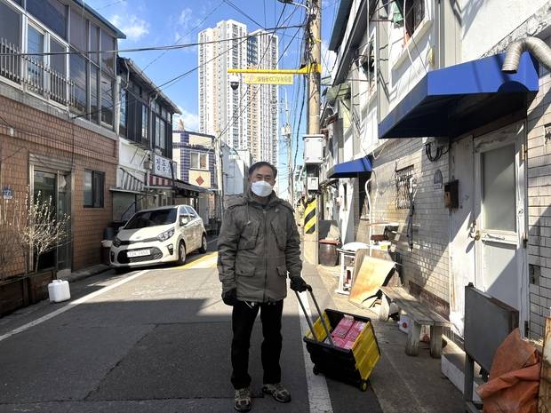 컵라면 후원품을 전달하러 여인숙을 나선 이강산 사진가. 김수호 기자