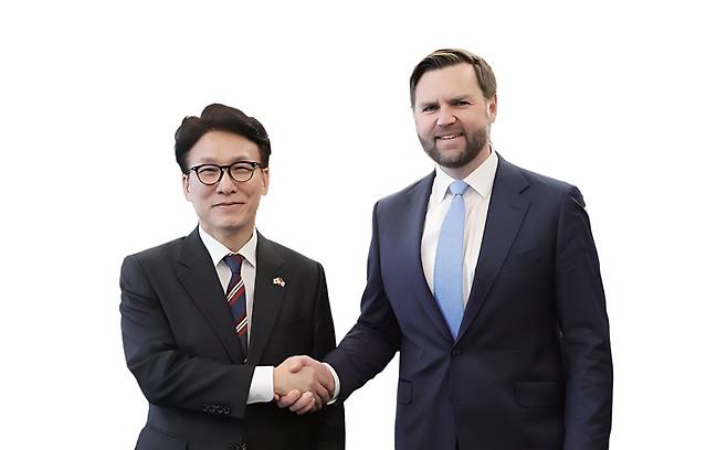 &nbsp;김민석&nbsp;국무총리가 1월23일(현지시간) 미국 워싱턴DC 백악관에서 JD 밴스 부통령과 면담에 앞서 기념 촬영을 하고 있다. ⓒ 연합뉴스&nbsp;