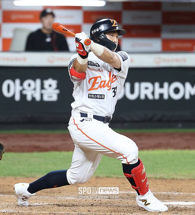 ▲ 한화와 손아섭 측은 팀이 캠프로 출발한 뒤 두 차례 정도 만나 이 문제를 비롯한 전체적인 계약 조건을 논의한 것으로 알려졌다.&nbsp;일단 한화는 사인 앤드 트레이드 가능성을 계속해서 열어두고 있는 것으로 확인됐다. ⓒ곽혜미 기자