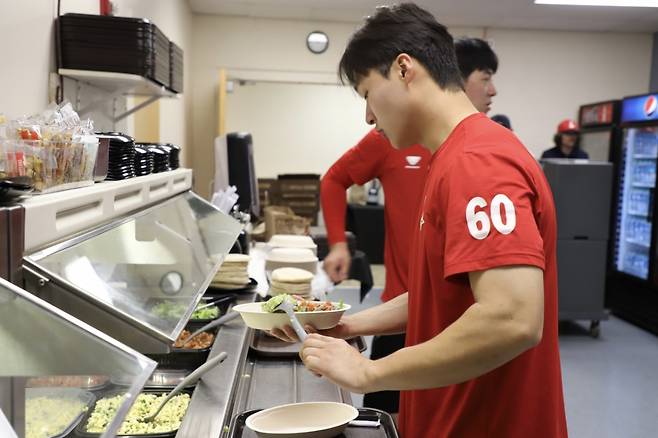 특식을 먹고 있는 SSG 선수단. /사진=SSG 랜더스 제공