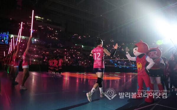 흥국생명, 2월 홈경기서 '백스테이지 도슨트 투어' 운영...선수단 락커룸·인터뷰실 공개하며 팬 체험형 콘텐츠 확대...사진은 흥국생명 선수들이 하이파이브를 하며 입장하는 모습.[사진촬영=김경수 기자]