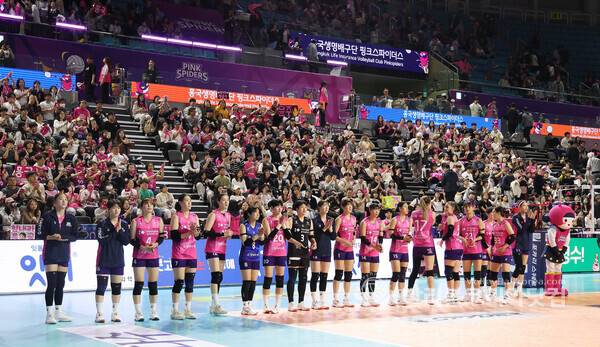 흥국생명, 2월 홈경기서 '백스테이지 도슨트 투어' 운영...선수단 락커룸·인터뷰실 공개하며 팬 체험형 콘텐츠 확대...사진은 흥국생명 선수들이 팬들에게 인사하는 모습.[사진촬영=김경수기자]