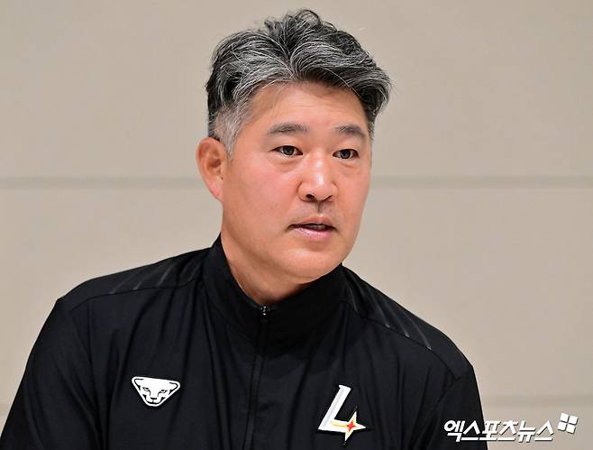 2026시즌 스프링캠프 1차 훈련 나서는 SSG 선발대가 19일 오전 인천국제공항을 통해 미국 플로리다로 출국했다.  출국 전 포즈를 취하는 이숭용 감독. 엑스포츠뉴스 DB