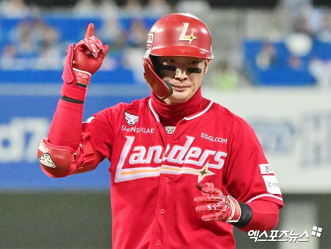 SSG 랜더스가 2026시즌 연봉 계약을 마쳤다. 지난해 주전 포수로 자리 잡은 조형우가 가장 높은 인상률(212.5%)을, 필승조 이로운이 최고 인상액(1억 2600만원)을 기록했다. 더불어 SSG 구단은 '2026시즌 종료 후 FA 자격을 얻는 최지훈과 다년계약을 지속적으로 논의해 나갈 예정'이라고 밝혔다. 엑스포츠뉴스 DB