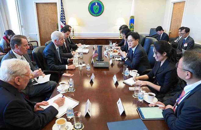 (서울=연합뉴스) 김정관 산업통상부 장관(오른쪽 가운데)이 29일(현지시간) 미국 워싱턴 D.C. 에너지부 회의실에서 크리스 라이트 미 에너지부 장관(왼쪽 가운데)과 면담을 갖고 에너지·자원 협력 등을 논의하고 있다. [산업통상부 제공. 재판매 및 DB 금지]