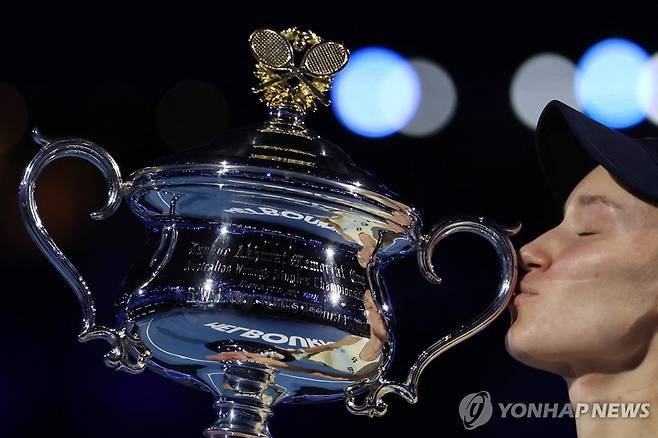 우승 트로피 입맞춤하는 리바키나 [로이터=연합뉴스]