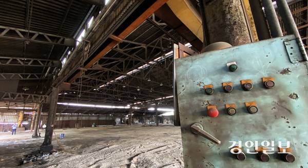 최근 현대제철·동국제강 인천공장 등이 일시적 셧다운을 단행하고 생산을 축소하는 등 철강 산업의 부진이 지속되면서 인천 동구 지역 경제가 직격탄을 맞고 있다. 사실상 문을 닫은 인천 기계산업단지 내 한 철강업체 공장 내부가 텅 비어있다. /경인일보DB