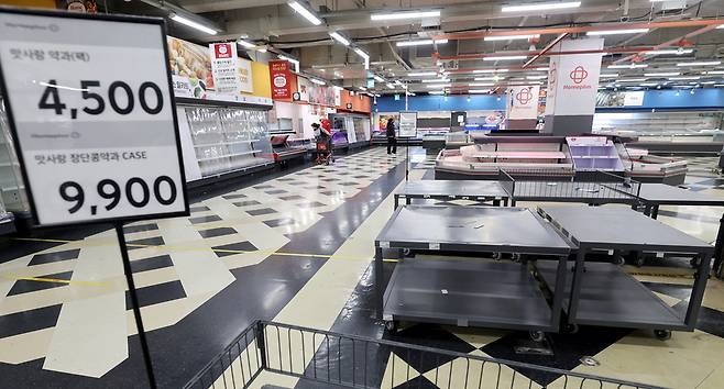 ▲ 홈플러스 인천 계산점 폐점을 하루 앞둔 지난달 31일 계산점 매대가 텅 비어 있다. 기업회생절차를 밟고 있는 홈플러스는 이달 말까지 5개 점포의 영업을 중단할 예정이다. /이재민 기자 leejm@incheonilbo.com