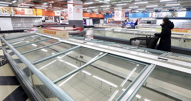 ▲ 홈플러스 인천 계산점 폐점을 하루 앞둔 지난달 31일 인천 계양구 인천계산점 매대가 텅 비어있다. 기업회생절차를 밟고 있는 홈플러스는 이달 말까지 5개 점포의 영업을 중단할 예정이다. /이재민 기자 leejm@incheonilbo.com