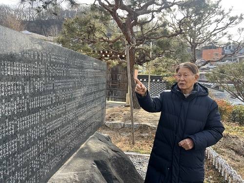 지난 30일 기령당에서 이상칠 당장이 비석을 가리키며 설명하고 있다 / 사진=박은 기자