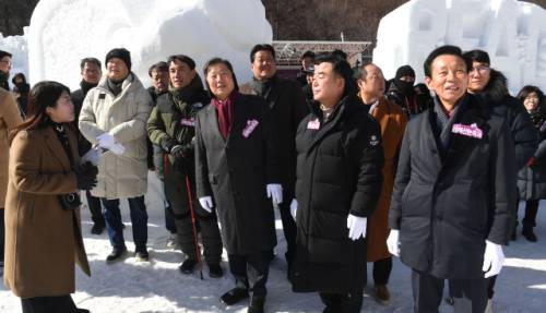 ◇제33회 태백산 눈축제 제막식이 지난달 31일 태백산국립공원 일원에서 열렸다.
