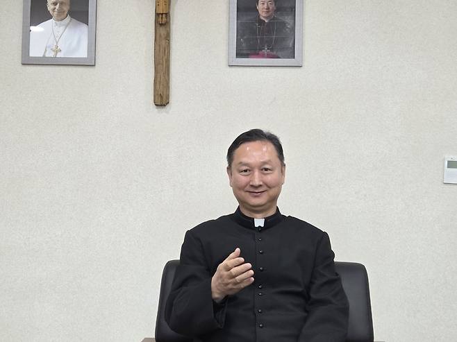 최환욱 신부는 신자들에게 사회적으로 어려운 시기에서 신앙으로 하나로 뭉치고 신앙 안에서 기쁨 찾으면서 하느님 공동체로 나아가길 바란다고 했다. /윤희정기자