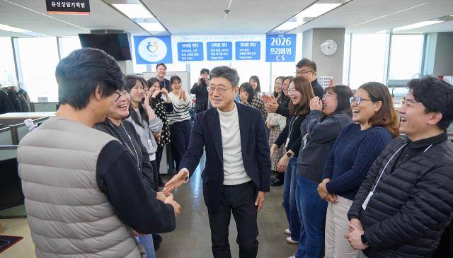 SKT 정재헌 CEO가 대전 둔산사옥 구성원들과 인사하고 있다. [사진=SK텔레콤]