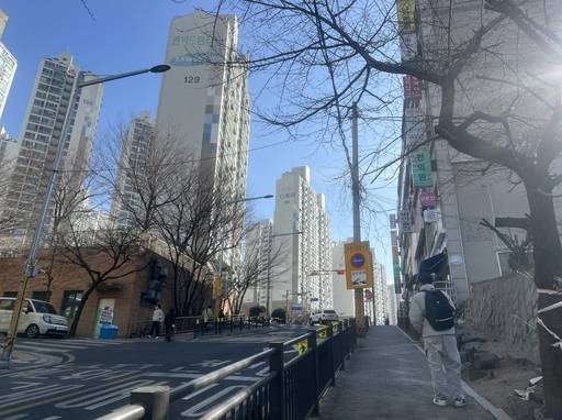 서울 관악구 봉천동 관악드림타운아파트 일대. 경사가 심한 언덕 위로 대단지 아파트가 밀집해 있는 것이 특징이다. /성채리 인턴기자