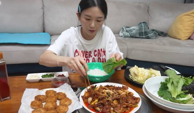 맛있는 제육볶음과 미니 돈까스를 먹는 햄지의 먹방 장면. 사진=햄지 유튜브 채널 캡처