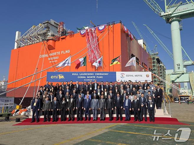 삼성중공업 거제조선소에서 열린 '코랄 노르트' FLNG 진수식에서 관계자들이 기념사진을 촬영하고 있다(삼성중공업 제공)