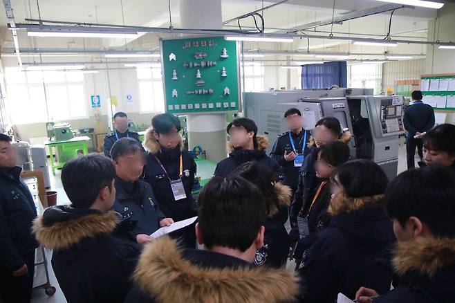 29일 경기 화성직업훈련교도소 내 컴퓨터 응용 선반 기능사 과정 수업 과정을 둘러보는 기자들의 모습. (법무부 제공)