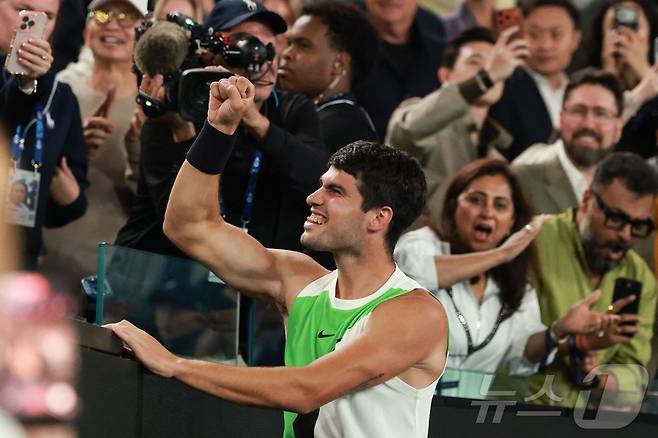 카를로스 알카라스(스페인)가 1일 호주 멜버른에서 열린 호주오픈 테니스 대회 남자 단식 결승에서 노박 조코비치(세르비아)를 상대로 우승한 뒤 기뻐하고 있다.  ⓒ AFP=뉴스1