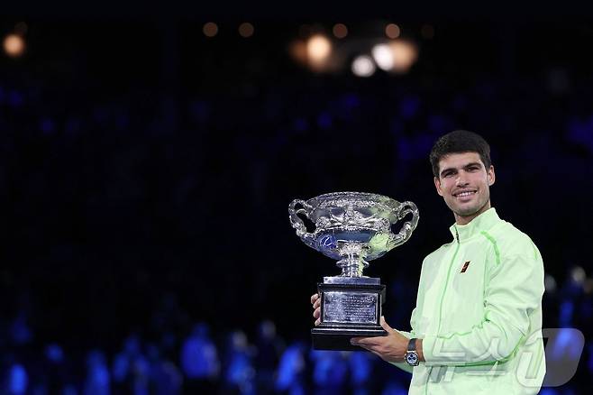 카를로스 알카라스(스페인)가 1일 호주 멜버른에서 열린 호주오픈 테니스 대회 남자 단식 결승에서 우승컵인 노먼 브룩스 챌린지컵을 들어올리고 있다. ⓒ AFP=뉴스1