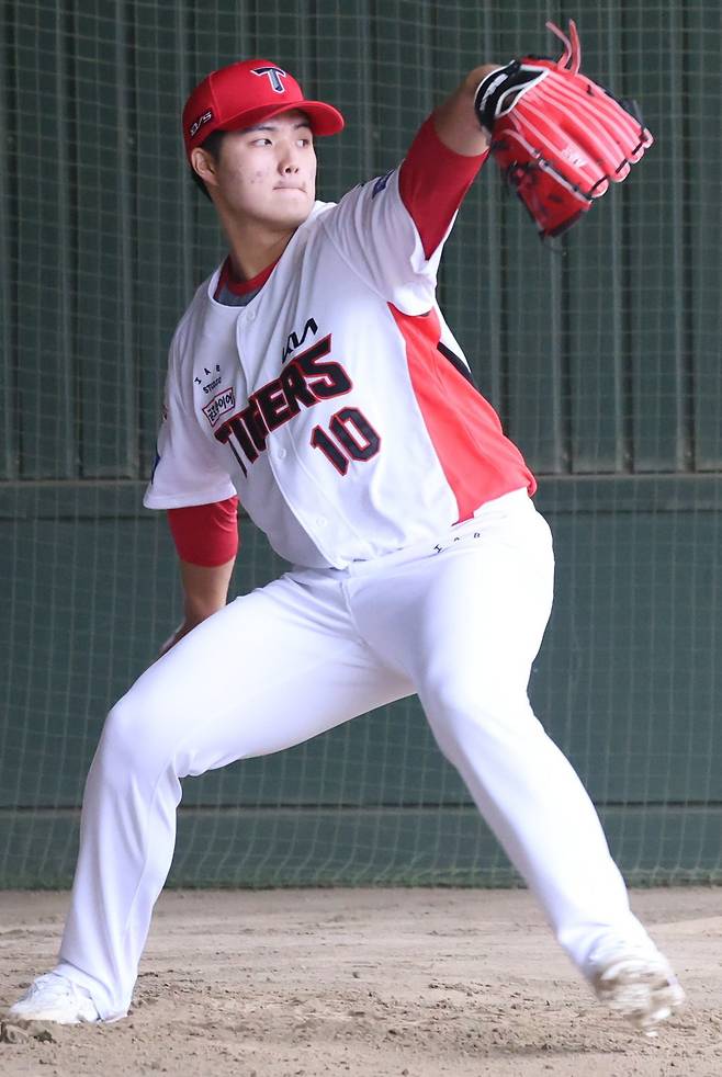 일본 아마미오시마 스프링캠프에서 공을 던지는 KIA 타이거즈 김태형. 사진제공=KIA 타이거즈