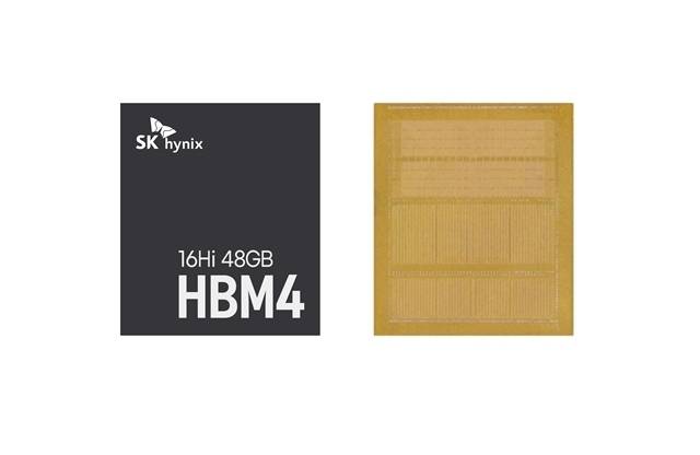 삼성전자와 SK하이닉스는 올해 HBM4 시장에서 치열한 경쟁을 벌일 것으로 보인다. 사진은 SK하이닉스가 올해 초 열린 'CES 2026'에서 공개한 HBM4 16단 48GB. /SK하이닉스