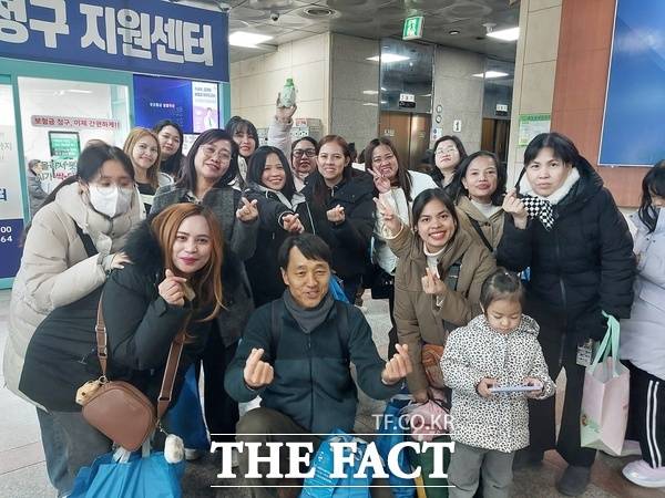대전봉사체험교실이 1월 31일 오후 2시 대전 중구 센트리아오피스텔 로비에서 '나눔을 실천하는 날' 행사를 진행하고 있는 가운데 필리핀 출신 다문화 가족들이 "대전을 사랑합니다"라고 외치고 있다. /선치영 기자