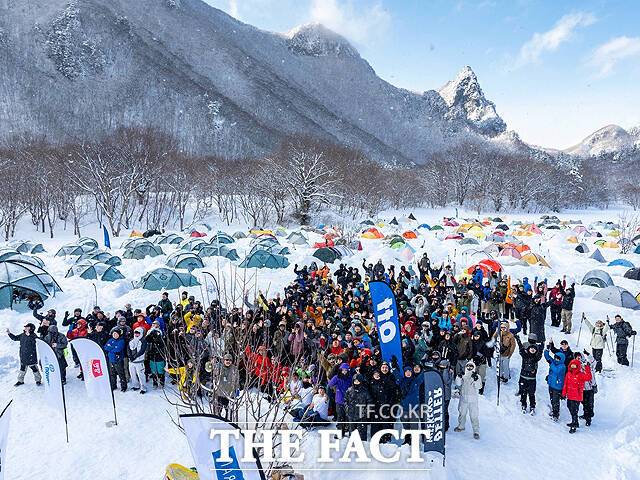 지난해 나리분지에서 열린 '울루랄라 설국 모험 설산 하이킹'행사 참가자들이 단체 기념사진을 찍으며 즐거워 하고 있다. /김성권 기자