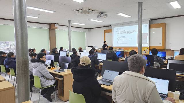 울릉군이 지난달 31일 울릉고등학교 전산교육실에서 지역 주민 30명을 대상으로 '생성형 AI 기초 및 활용 교육'을 진행했다. /울릉군