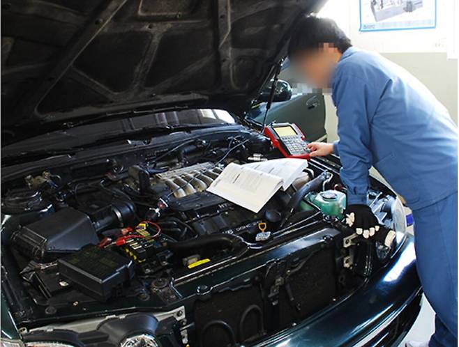 화성직업훈련교도소 내 재소자가 자동차정비 실습을 진행하고 있다. /화성직업훈련교도소 제공