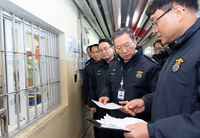 정성호(오른쪽 두번째) 법무부 장관이 지난 1월 29일 화성직업훈련교도소를 찾아 수용동 내부를 살펴보고 있다. /법무부 제공