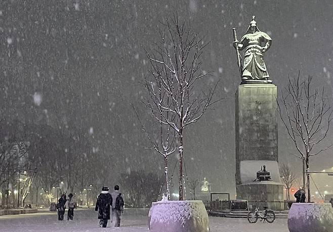 한파가 이어진 23일 밤 서울 종로구 광화문 광장에 폭설이 내리고 있다. 2026.1.23/뉴스1