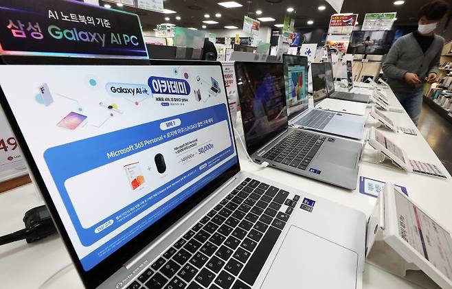 지난달 말 서울의 한 마트에 노트북들이 즐비하다. 연합뉴스