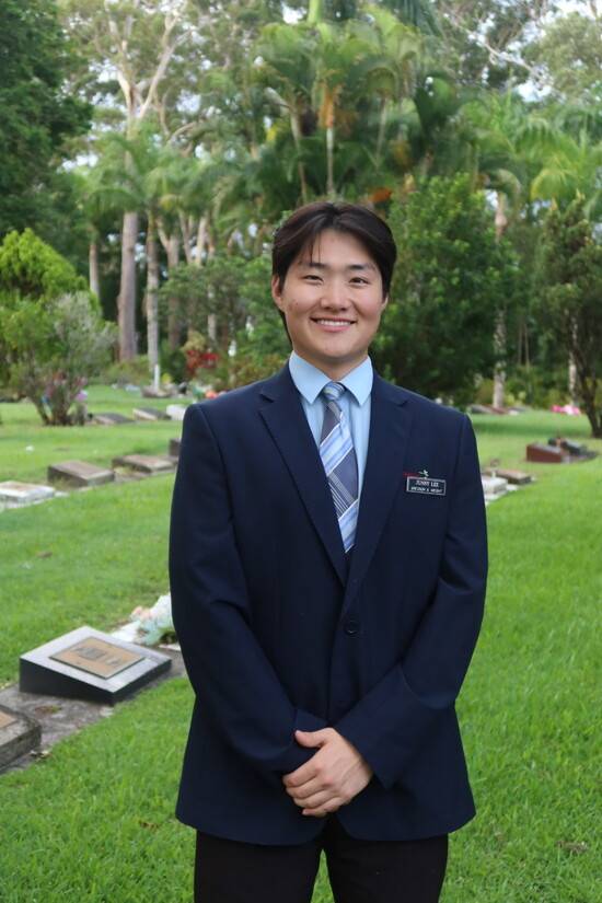 호주에서 장의사로 일하고 있는 이주훈씨가 매장을 진행한 묘지 옆에 서 있다. 이주훈씨 제공