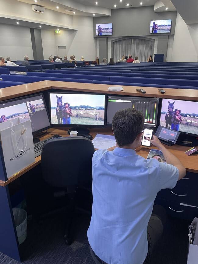 이주훈씨의 회사 동료 로이드 스미스가 장례식 전 음향과 온도를 확인하는 모습이다. 이주훈씨 제공