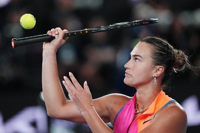 아리나 사발렌카(벨라루스)가 31일 호주 멜버른 로드 레이버 아레나에서 열린 호주오픈 여자 단식 결승전에서 엘레나 리바키나(카자흐스탄)와 경기 도중 공을 튕기고 있다. 멜버른/AP 연합뉴스