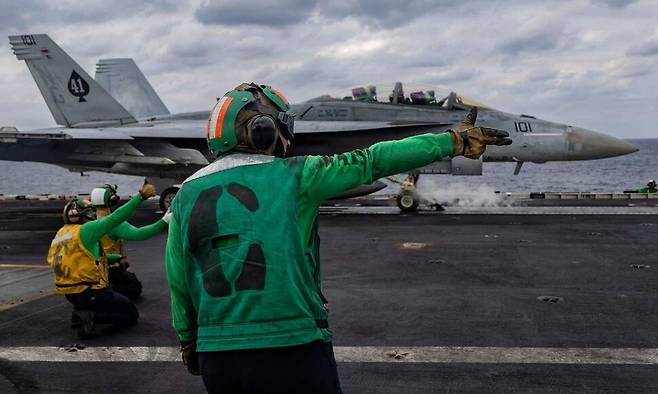 지난달 31일(현지시각) 미 해군이 배포한 사진에서 아랍해에서 작전 중인 에이브러햄 링컨 항공모함에서 F-18 슈퍼호넷 전투기가 이륙을 앞두고 대기하고 있다. AFP 연합뉴스