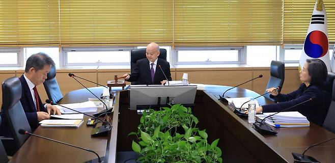 안창호 인권위원장이 29일 오전 제2차 상임위원회에서 의사봉을 두드리고 있다. 왼쪽은 김용원 상임위원, 오른쪽은 이숙진 상임위원. 연합뉴스