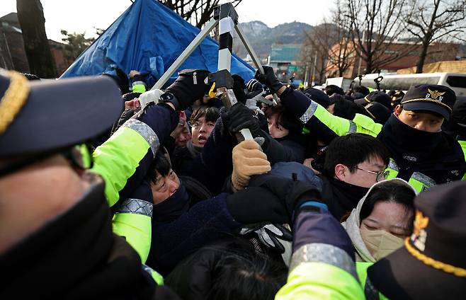 동자동 쪽방촌 주민, ‘2026홈리스주거팀’, 정당·종교단체와 시민이 서울 종로구 청와대 들머리에 천막을 치려 하자 경찰이 막고 있다.