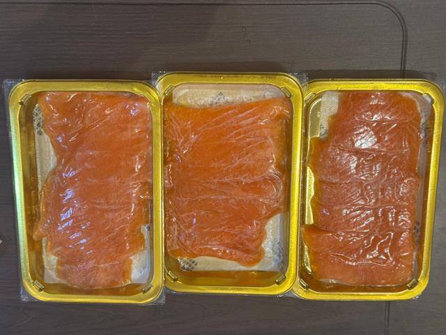 중국 온라인 쇼핑몰에서 구입한 서해 구조물 생산 연어가 포장돼 있다. 제품 설명란에 산둥선란식품과학기술유한공사의 '예! 연어' 생연어라고 적혔있고 산둥성 르자오에서 집하된 연어가 당일 배송되는 것으로 보인다. 베이징=이혜미 특파원