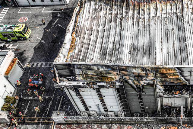 지난해 6월 24일 경기 화성시 서신면의 일차전지 제조업체 아리셀 화재 현장에서 소방대원이 희생자 시신을 수습하고 있다. 정다빈 기자