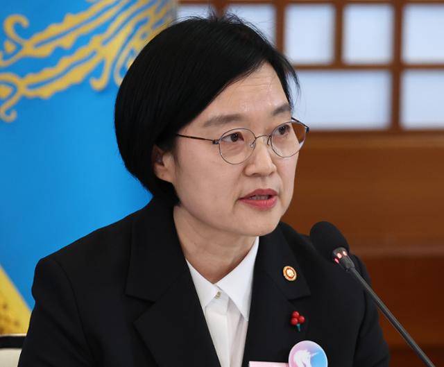 한성숙 중소벤처기업부 장관이 지난달 30일 청와대에서 이재명 대통령이 주재한 '국가창업시대 전략회의 K-스타트업이 미래를 만든다' 회의 중 모두의 창업프로젝트를 보고하고 있다. 뉴스1