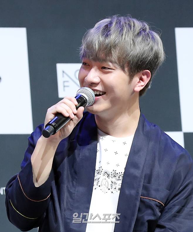 FT아일랜드 최민환이 7일 10주년 기념 앨범 'OVER 10 YEARS' 쇼케이스 무대인 서울시 광진구 구천면로 광진구공연장 YES24 라이브홀에서 타이틀곡 '윈드(Wind)'를 열창한 후 취재진의 질의에 답하고 있다. '윈드(Wind)'는 떠나간 여인을 그리워하는 한 남자의 애절한 이별의 감정을 표현한 곡이다. /2017.06.07/