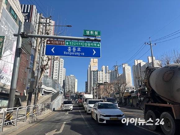 서울 동대문구 청량리동 '롯데캐슬하이루체' 바로 앞 간선도로가 보이고 있다. [사진=김민지 기자]