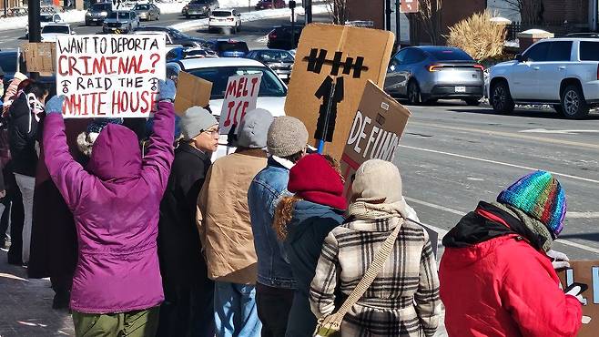 온도가 영하 13도까지 떨어진 지난달 31일(현지시간) 오전 버지니아 페어팩스시티 중심가에 시민 100여명이 모여 트럼프 행정부의 강경한 이민정책에 반대하는 시위를 벌였다. 버지니아=강태화 특파원