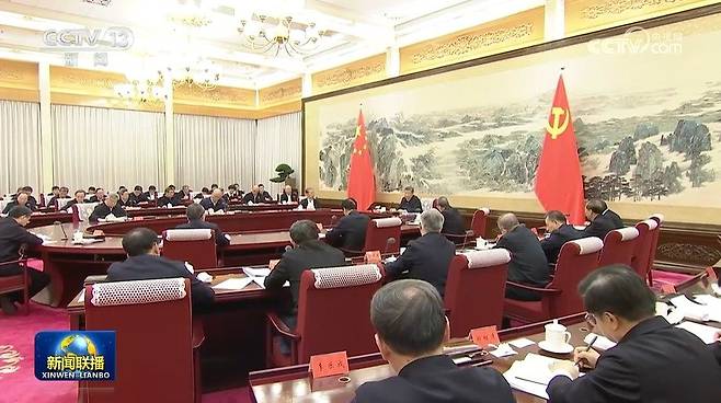 지난달 30일 베이징 중난하이에서 정치국 집단학습이 열리고 있다. 이날 집단학습에 앞서 열린 정치국회의에는 1949년 중화인민공화국 건국 이래 처음으로 군 대표가 참석하지 않은 채 열린 것으로 알려졌다. CC-TV 캡처