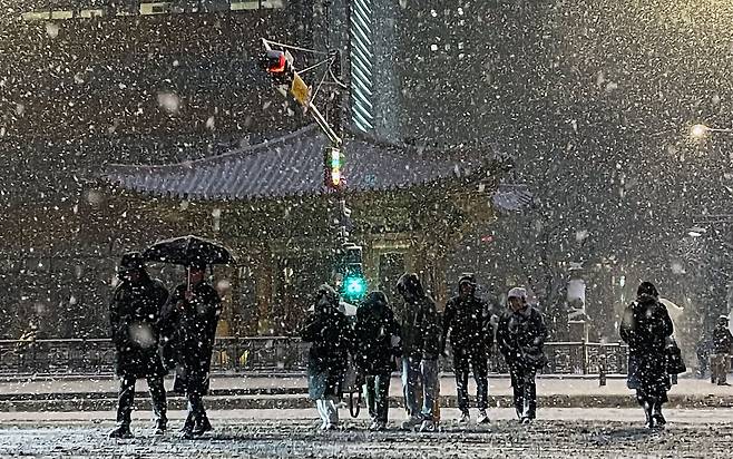 한파가 이어진 지난달 23일 밤 서울 종로구 광화문 네거리에 폭설이 내리고 있다. 뉴스1