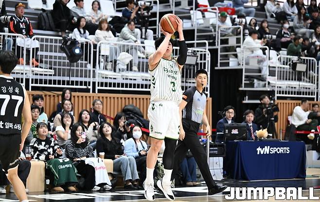 [기록] DB, 1쿼터에 3점슛 8개 폭발…‘밀어주기’ 제외하면 팀 최다 기록