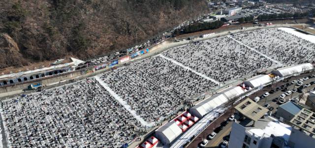▲ 2026 화천산천어축제 폐막일인 1일, 오전부터 축제장을 찾은 수많은 관광객들이 얼음낚시터를 가득 메우고 있다.