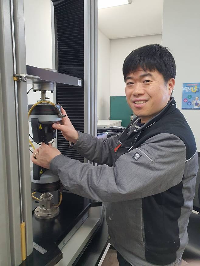 신효식 부장이 인장 인열 실험을 하고 있다. 안산=윤현주 기자